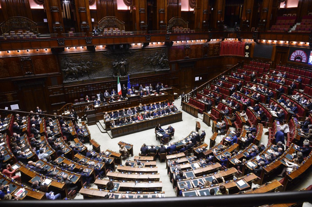 Legge elettorale, Riccardo Magi espulso alla Camera dopo la protesta sul voto bloccato