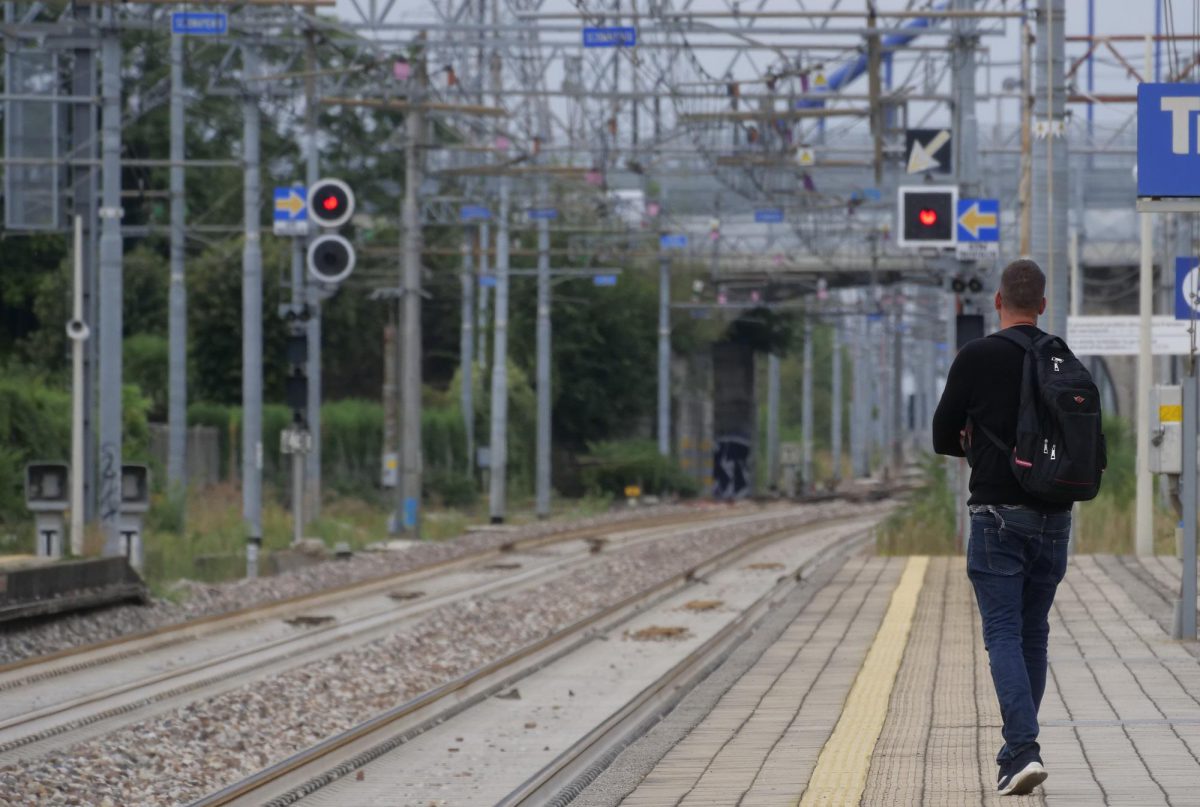 Treni fermi sulla Genova-Savona, persone sui binari e ritardi fino a 10 minuti