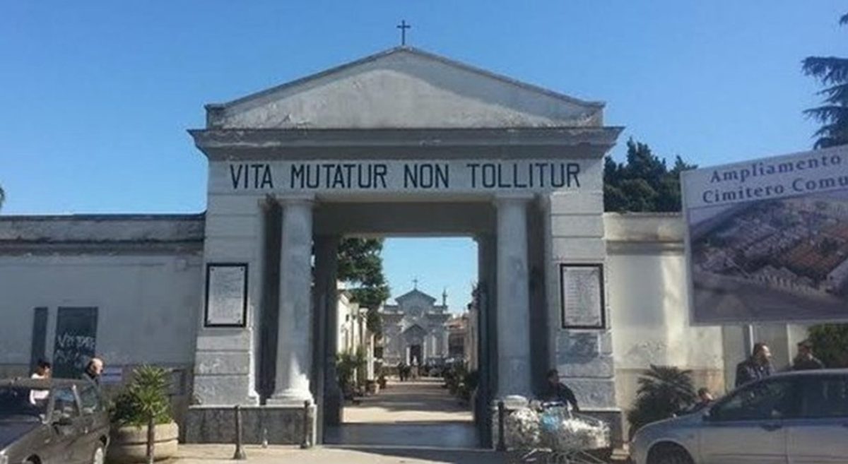 Custode aggredito nel cimitero di Melito, indagini su un addetto di agenzia funebre