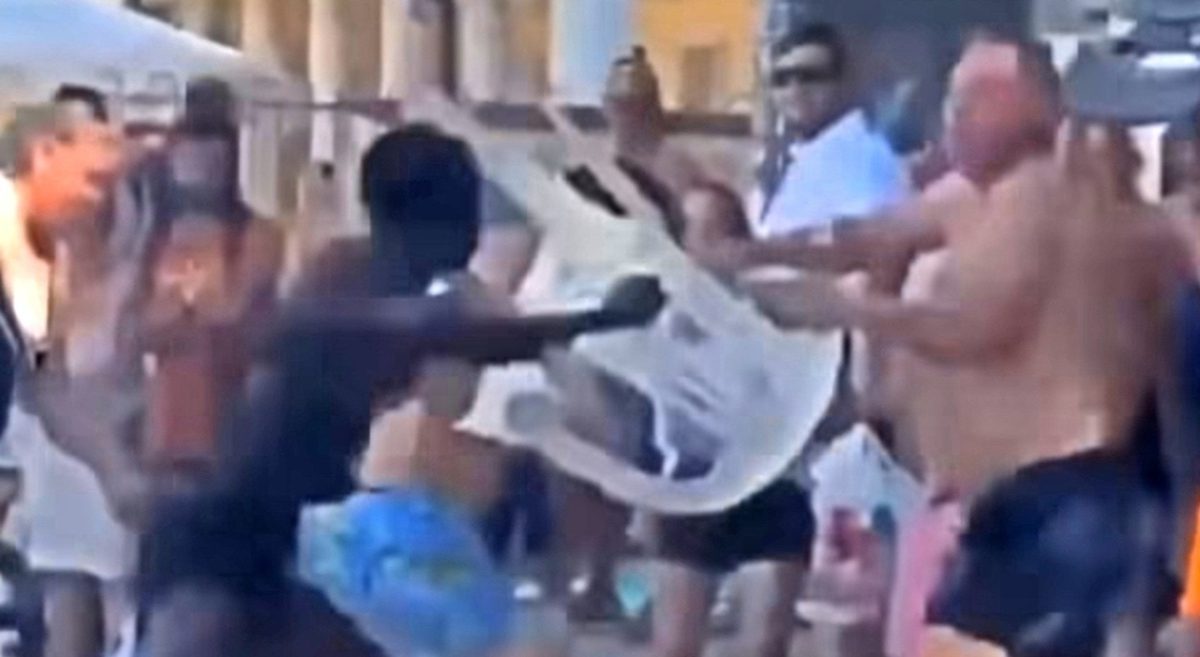 Pegli, uomo denunciato per atti osceni in spiaggia davanti ai bambini dopo l