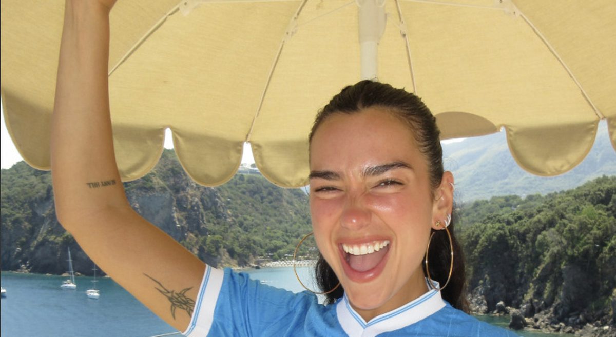 Dua Lipa conquista i tifosi del Napoli, la foto con la maglia azzurra da Ischia diventa virale