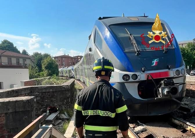 Treno regionale fuori dai binari a Dicomano, evacuati i passeggeri senza feriti