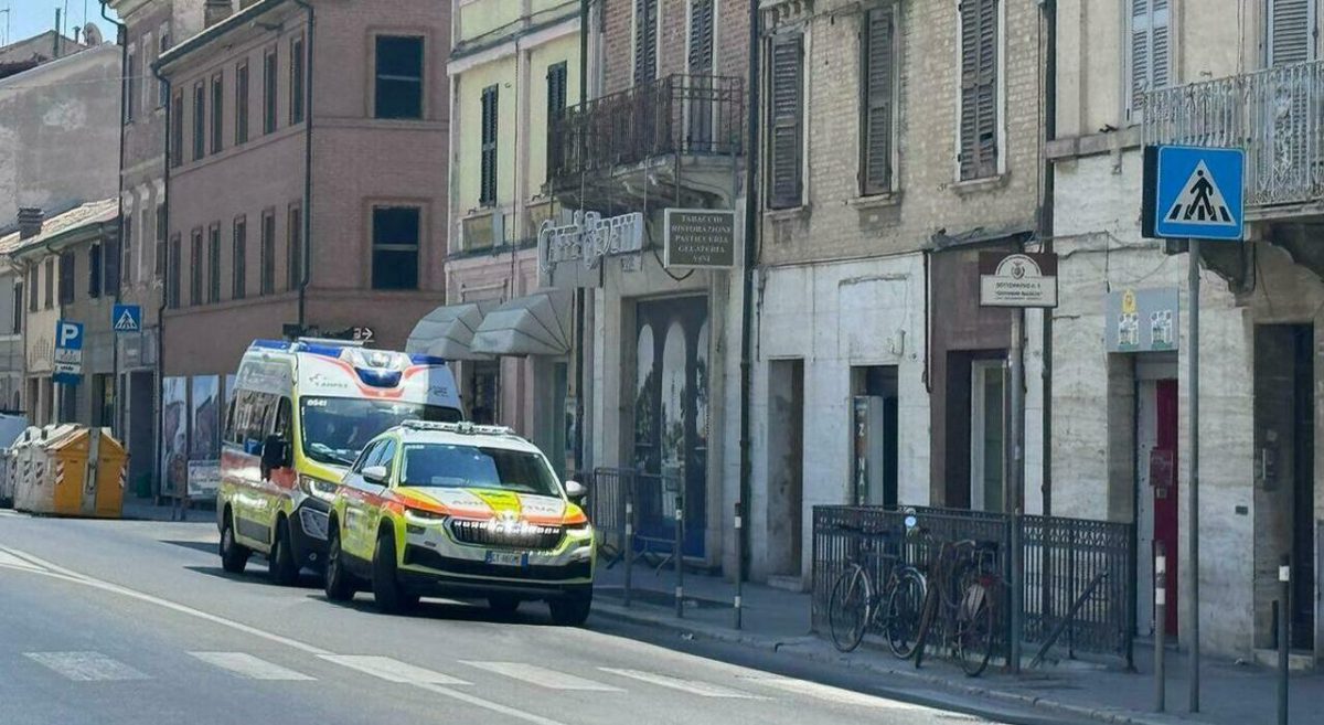 Falconara, mamma di 38 anni muore in casa dopo un malore: inutili i soccorsi davanti ai figli