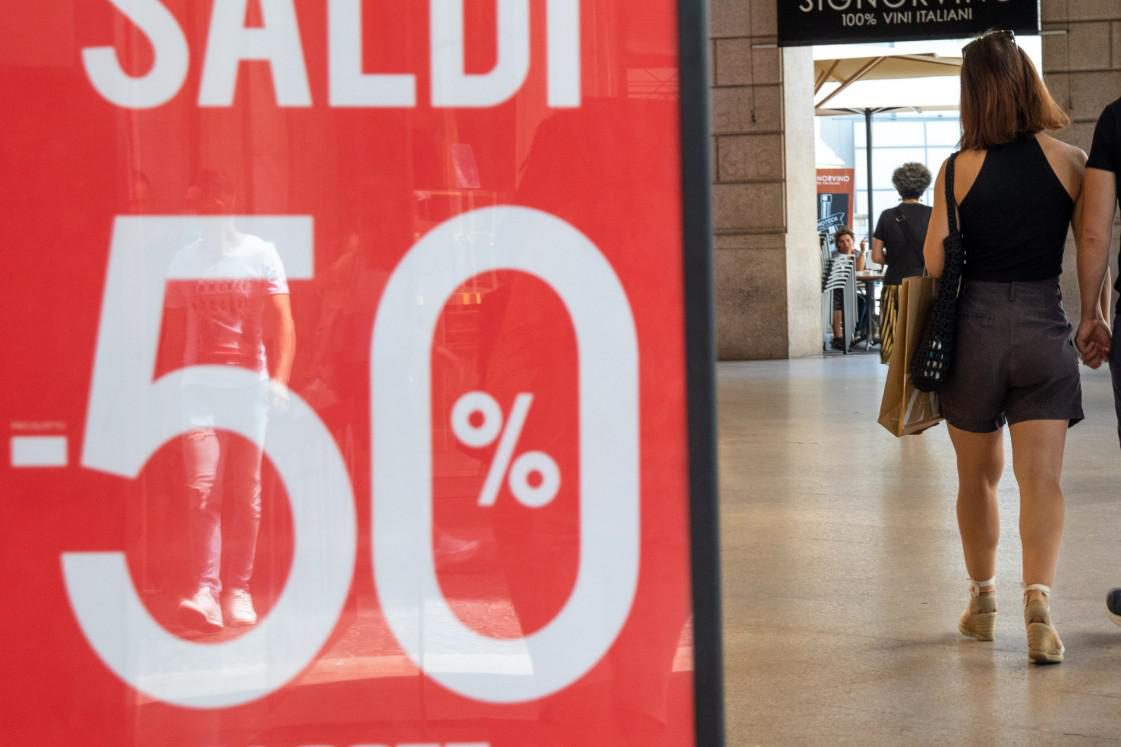 Saldi estivi al via, sconti già partiti e negozi in attesa della ripresa dei consumi