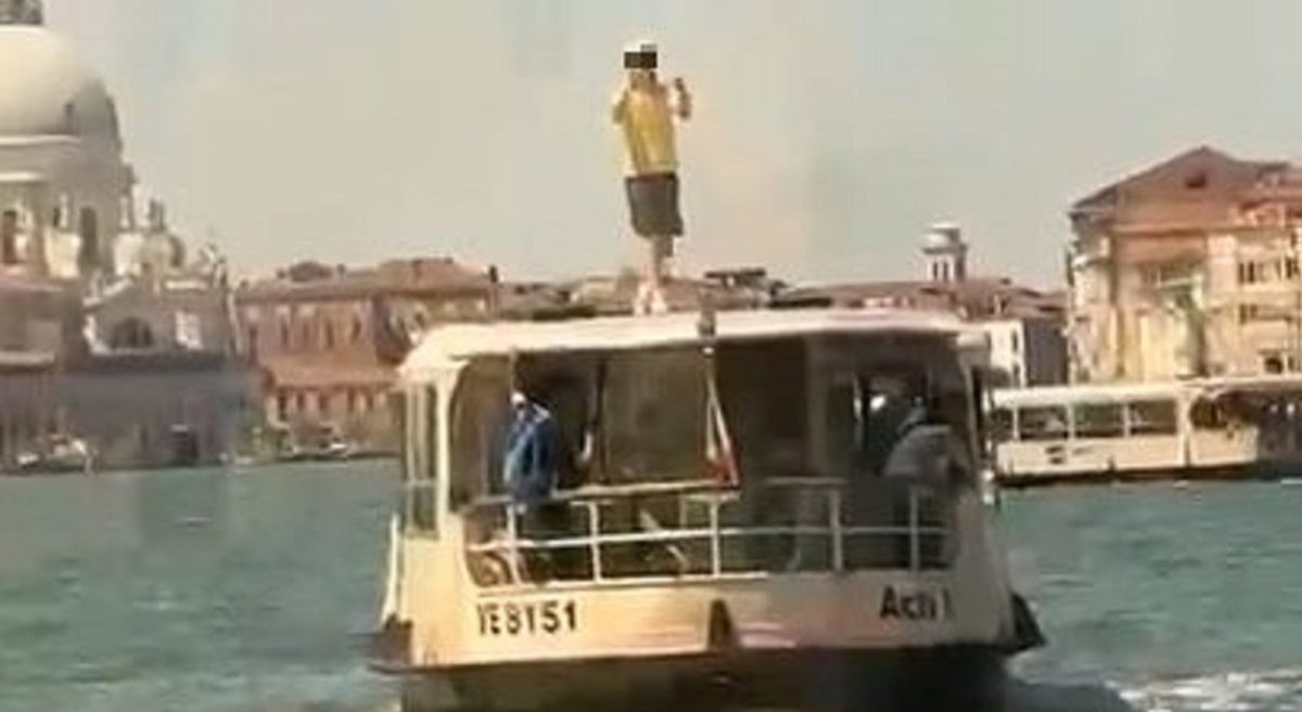 Venezia, sale sul tetto di un vaporetto in corsa: giovane fermato dopo la fuga tra la folla Venezia, sale sul tetto di un vaporetto in corsa: giovane fermato dopo la fuga tra la folla