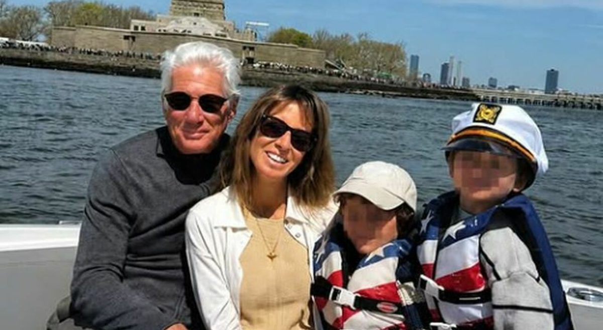 Richard Gere con Alejandra e i figli a New York, la rara foto di famiglia per il 4 luglio