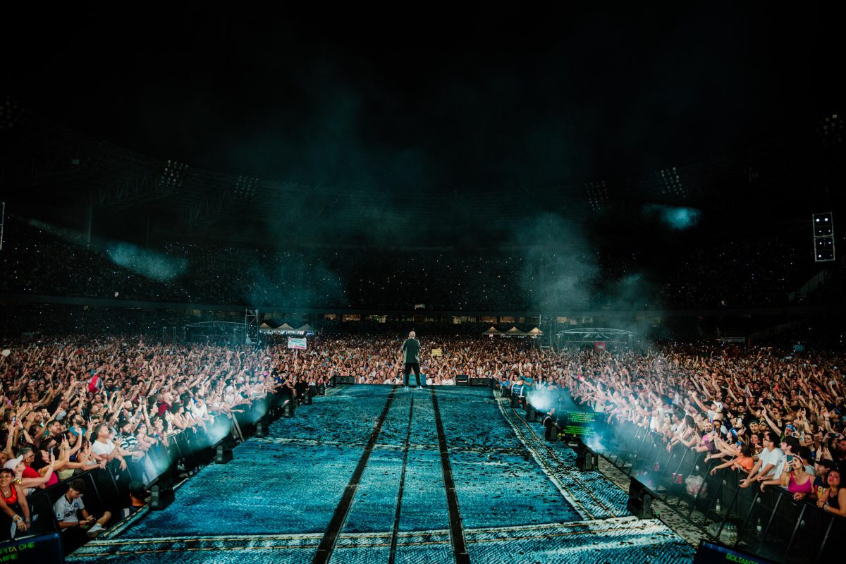 Max Pezzali infiamma San Siro, gli anni Novanta tornano protagonisti a Milano