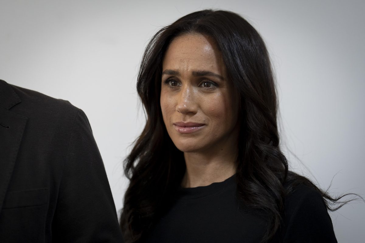 Meghan Markle lascia il Regno Unito in anticipo, sicurezza e tensioni segnano il viaggio