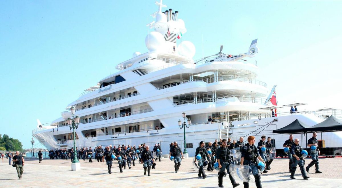 Tilman Fertitta arriva a Venezia sul Boardwalk, proteste e scontri vicino al megayacht