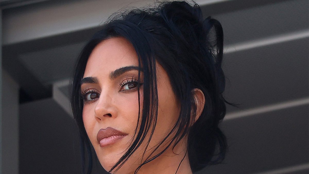 Kim Kardashian chiarisce il post della vacanza pubblicato dopo la morte della nonna MJ