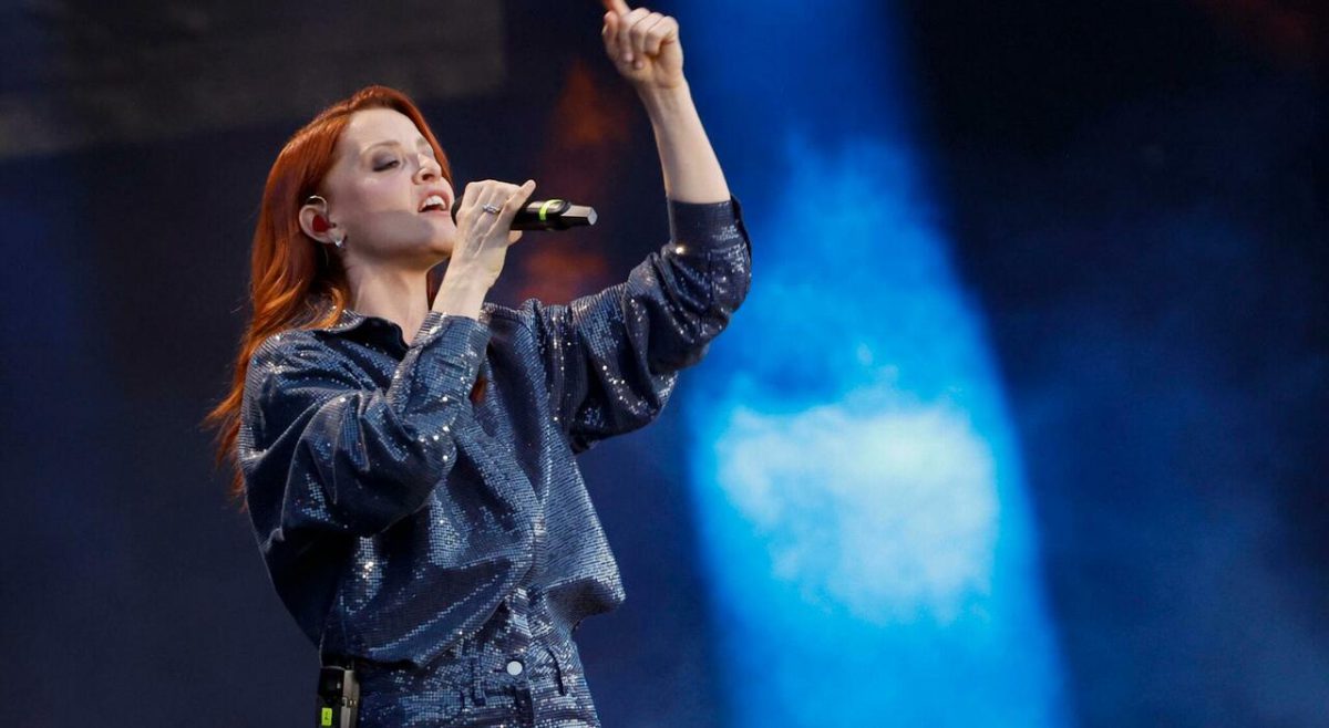 Noemi cade dal palco a San Salvo Marina, concerto sospeso e corsa in ospedale