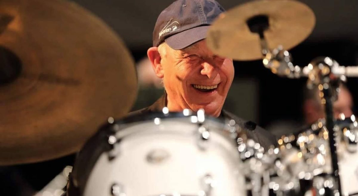 Gianni Cazzola muore dopo un malore sul palco, addio al maestro del jazz italiano
