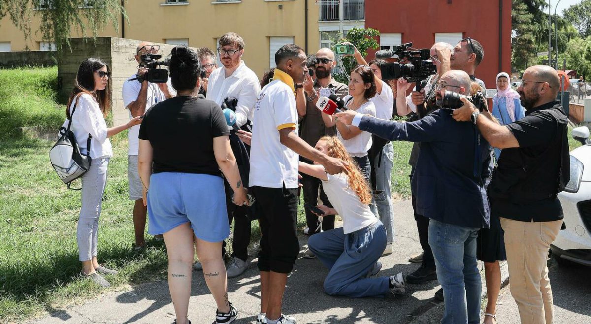 Bologna ricorda Abderrahim Fakir, la sorella sviene durante il presidio in piazza Bologna ricorda Abderrahim Fakir, la sorella sviene durante il presidio in piazza