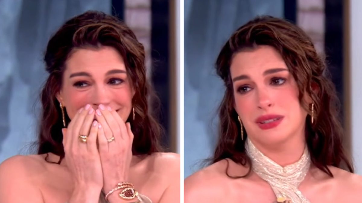 Anne Hathaway in lacrime a The View, l
