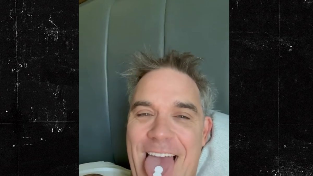Robbie Williams chiarisce il caso ai Mondiali, sul microfono era caduta una mentina