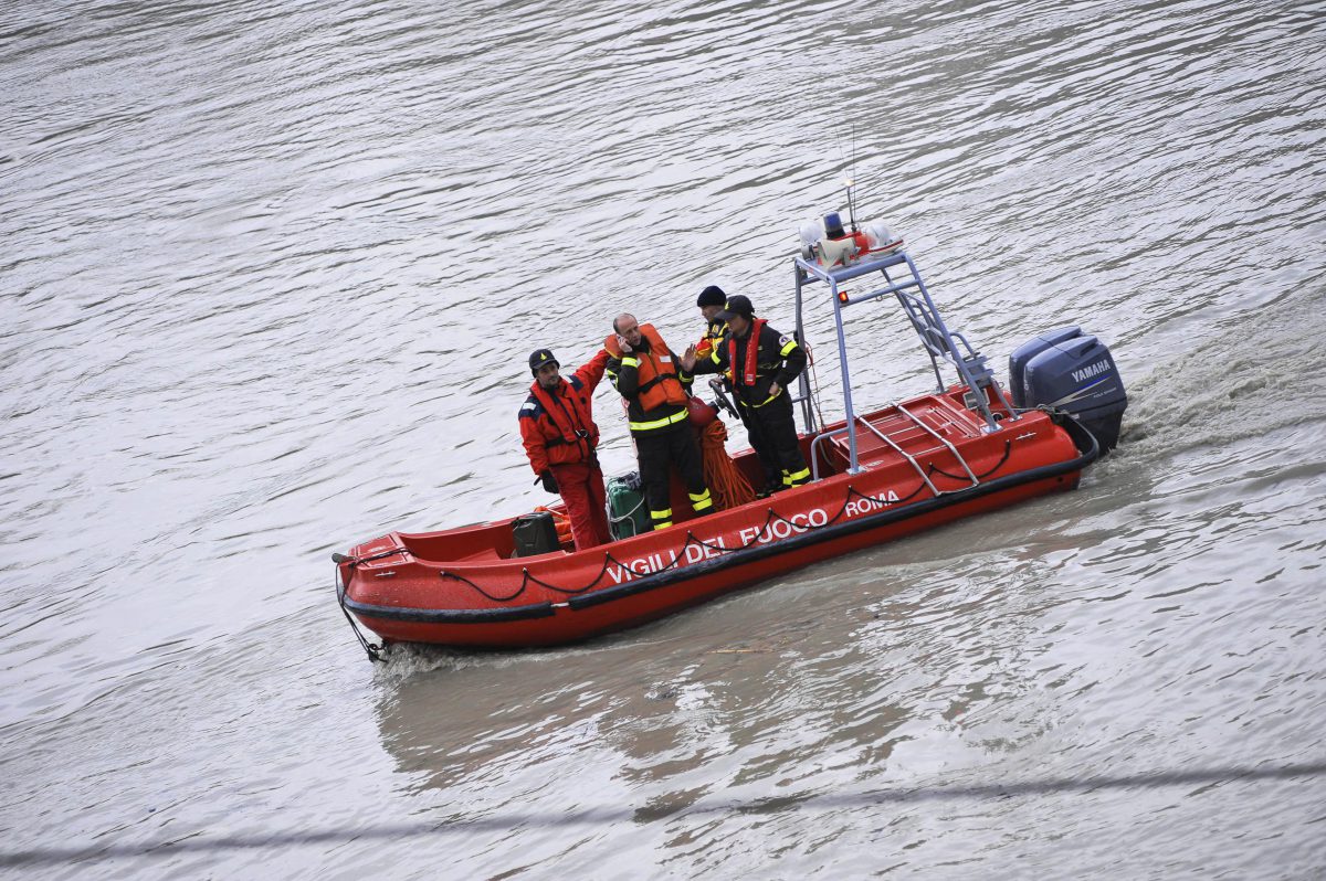 Como, bambina di 10 anni dispersa nel lago dopo un tuffo vicino al Tempio Voltiano