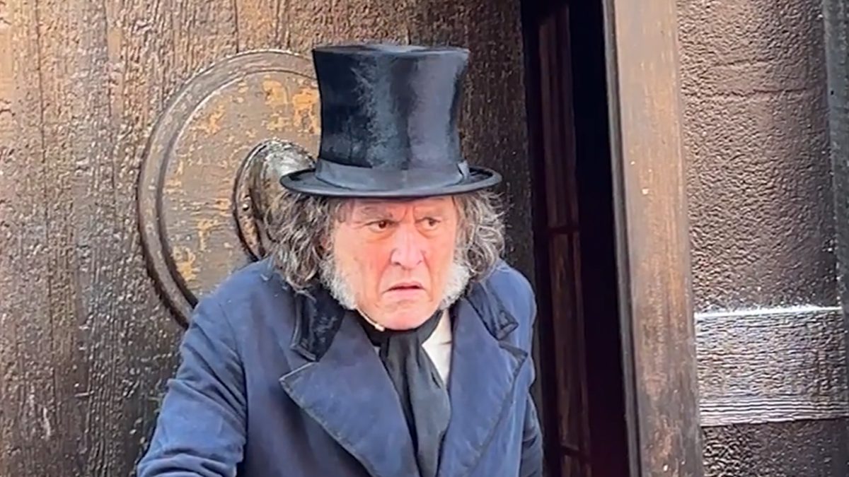 Johnny Depp sorprende il Comic-Con, appare a San Diego nei panni di Ebenezer Scrooge