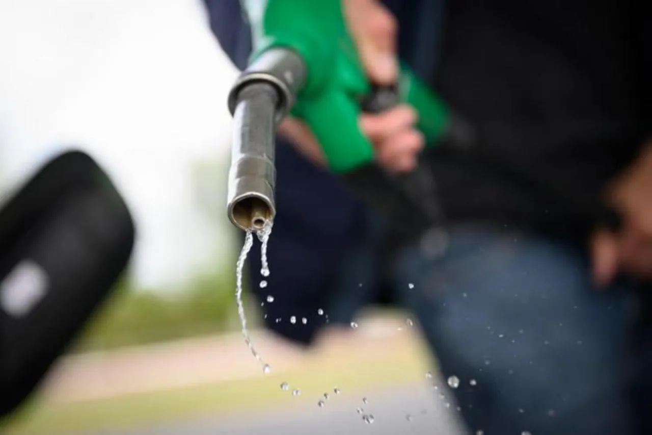 Carburanti, benzina a 1,989 euro e gasolio oltre 2 euro dopo il taglio delle accise