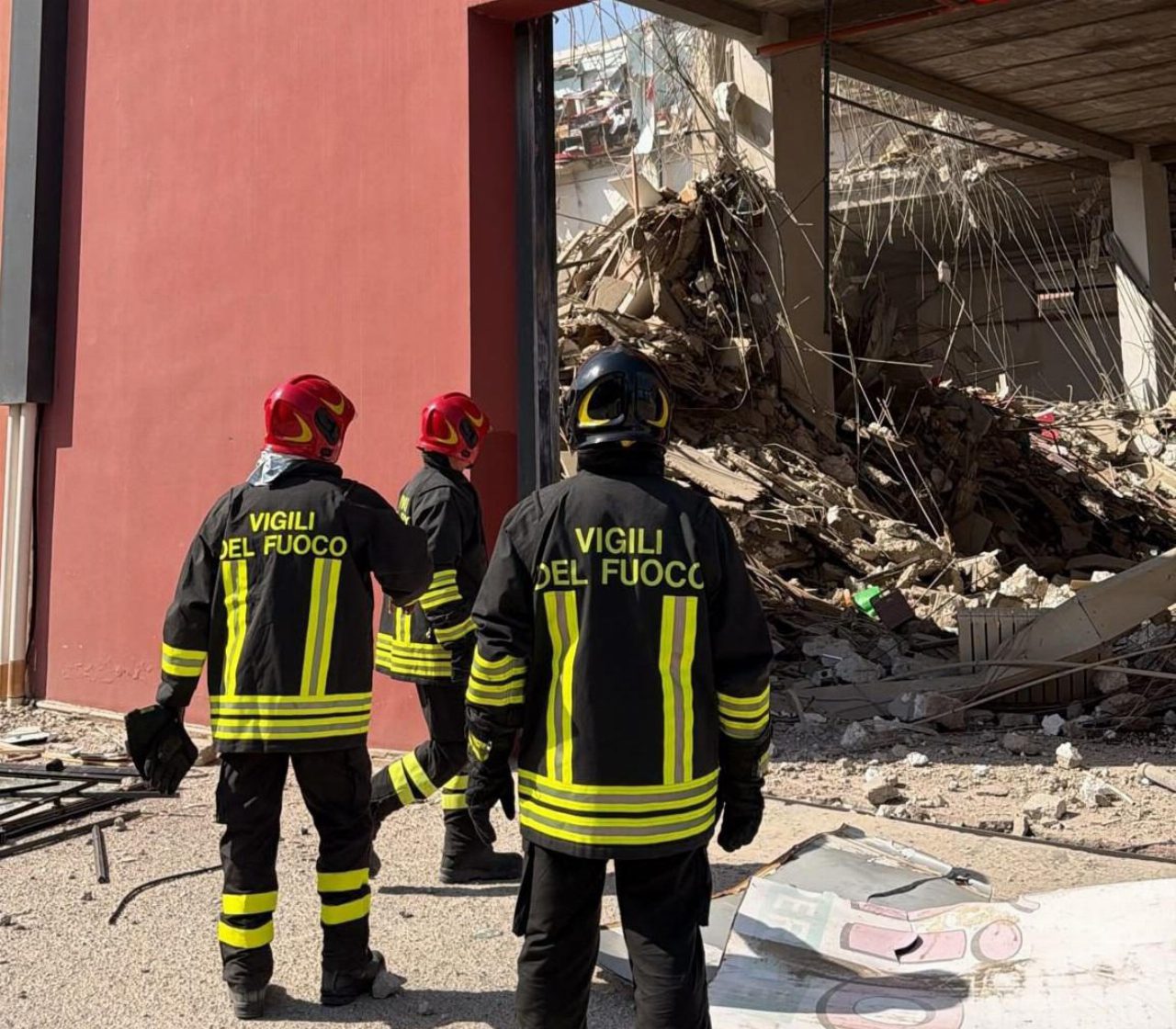 Crollo a Messina, sei dispersi a Pistunina e ricerche ostacolate da un incendio