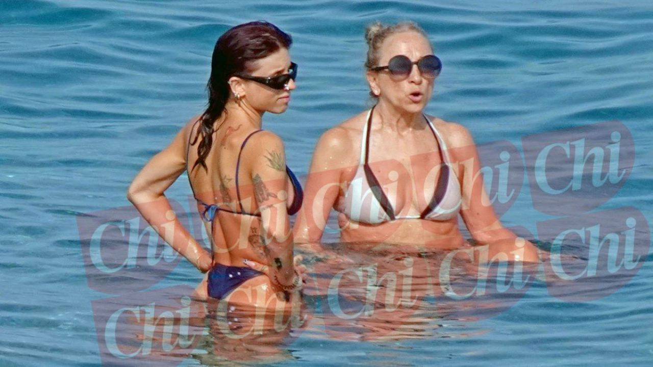 Angelina Mango al mare con la mamma, le immagini da Taormina dopo il ritorno sul palco
