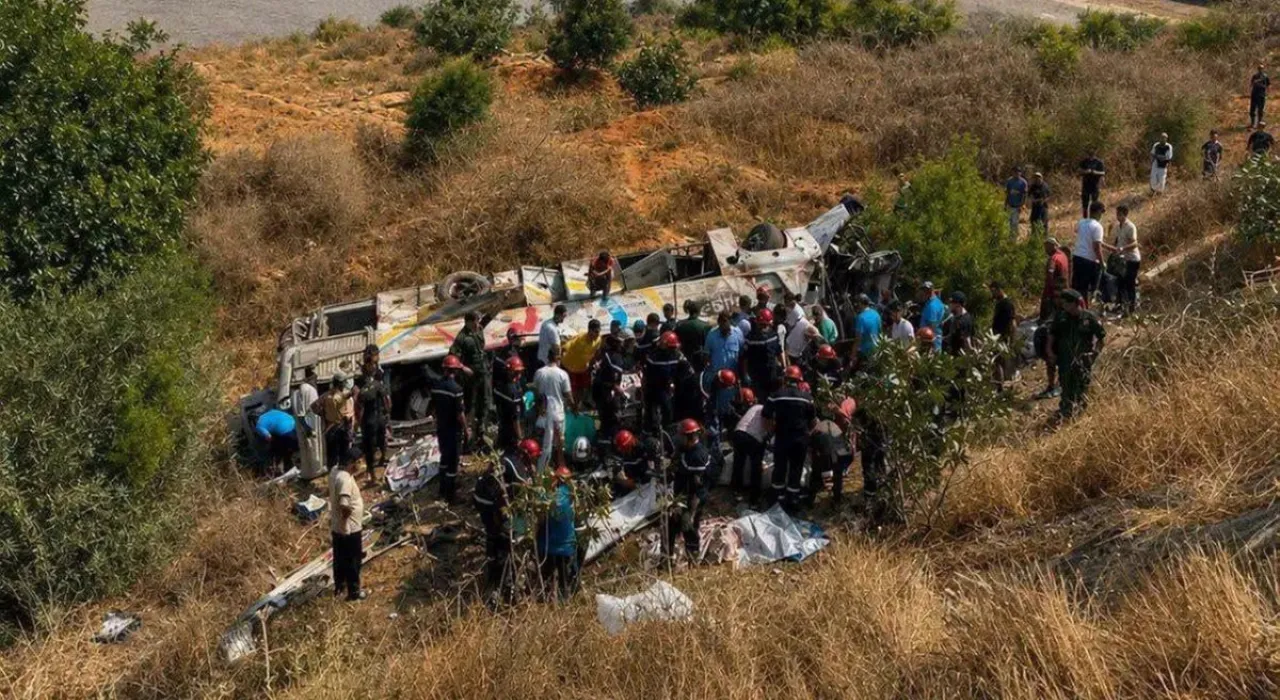 Algeria, autobus precipita in una scarpata a Boumerdès: almeno 27 morti e 44 feriti