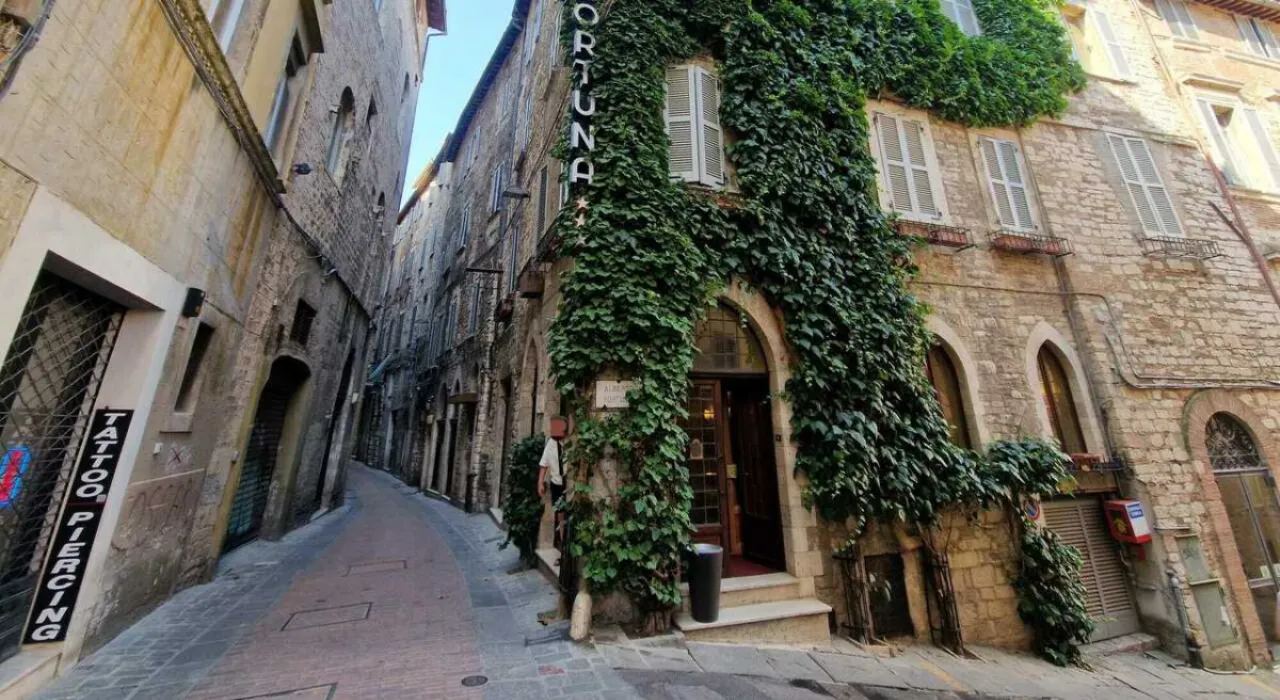 Musicista morto in hotel a Perugia, collega grave e struttura sequestrata