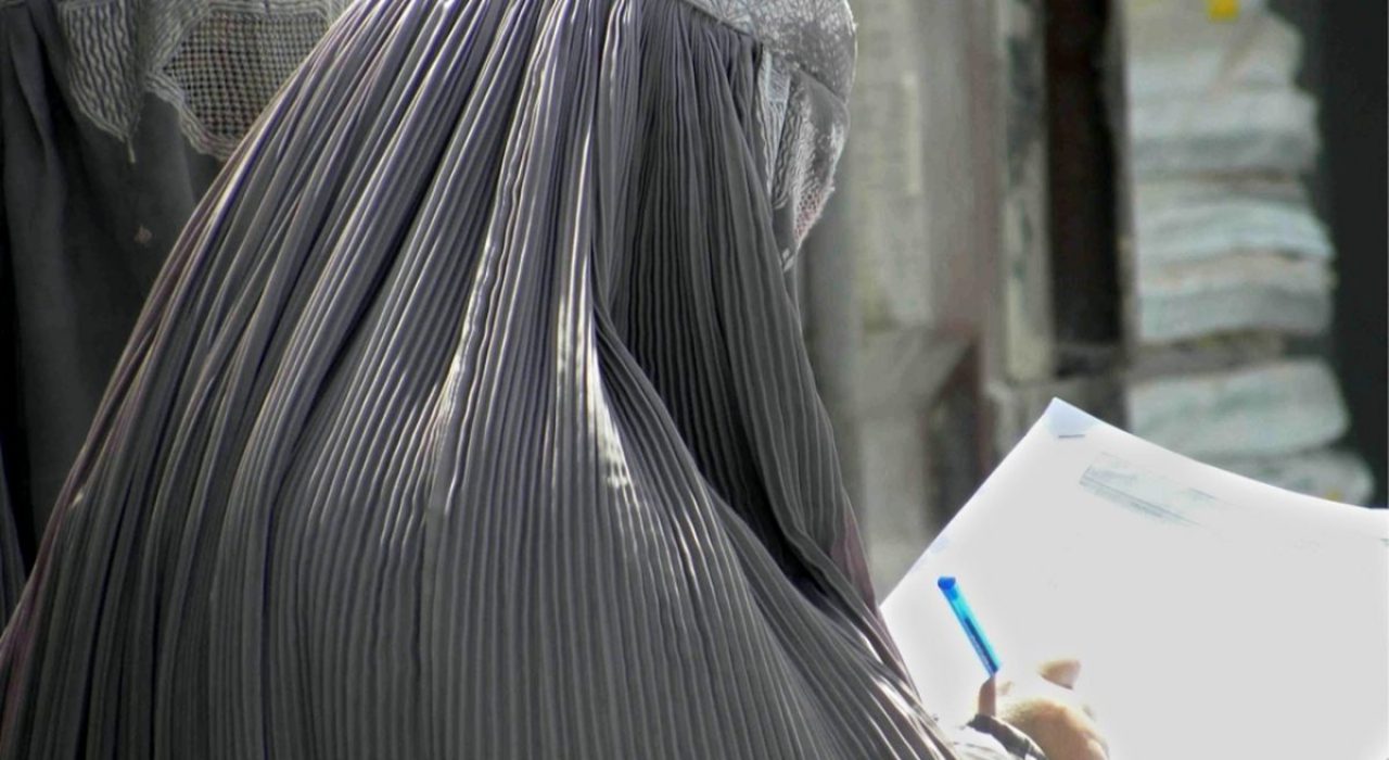 Burqa vietato a scuola, Valditara prepara l