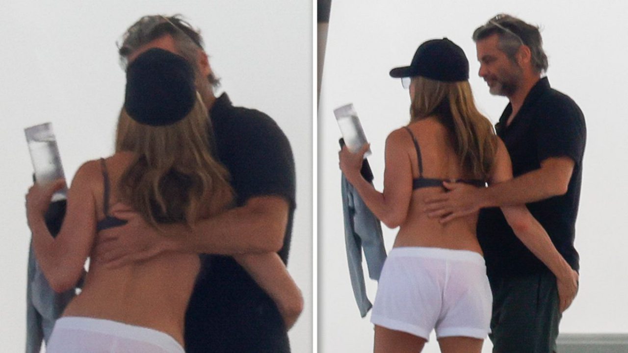 Jennifer Aniston e Jim Curtis a Maiorca, baci e relax in yacht con Jason Bateman