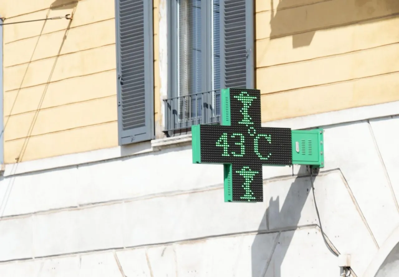 Caldo record in Italia, allerta rossa in 25 città e temporali in tre regioni