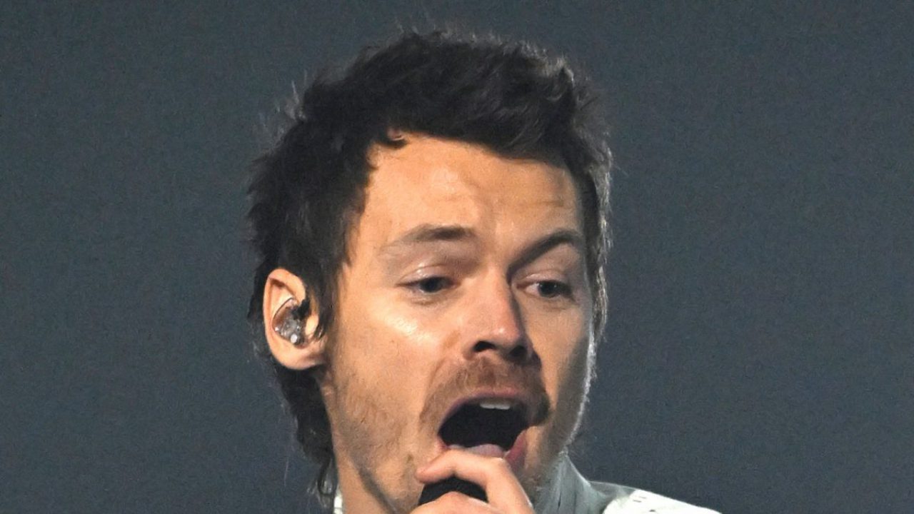 Harry Styles cade sul palco a Città del Messico, poi riprende il concerto senza fermarsi
