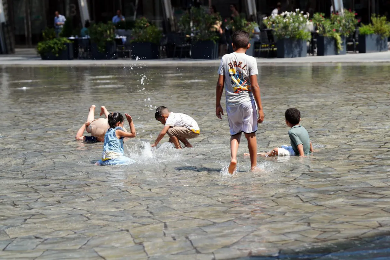 Caldo record in Italia, 25 città in bollino rosso e tregua solo da venerdì
