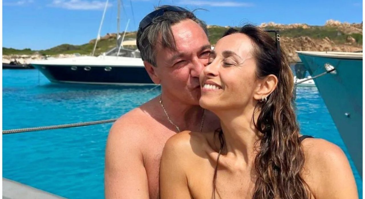 Benedetta Parodi compie 54 anni, la dedica romantica di Fabio Caressa e la risposta della conduttrice