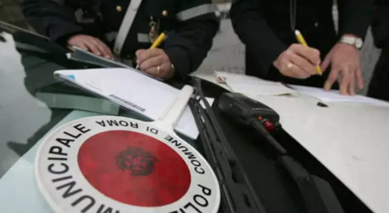 Polizia Locale di Milano, cinque agenti arrestati: verbali falsi e denaro sparito