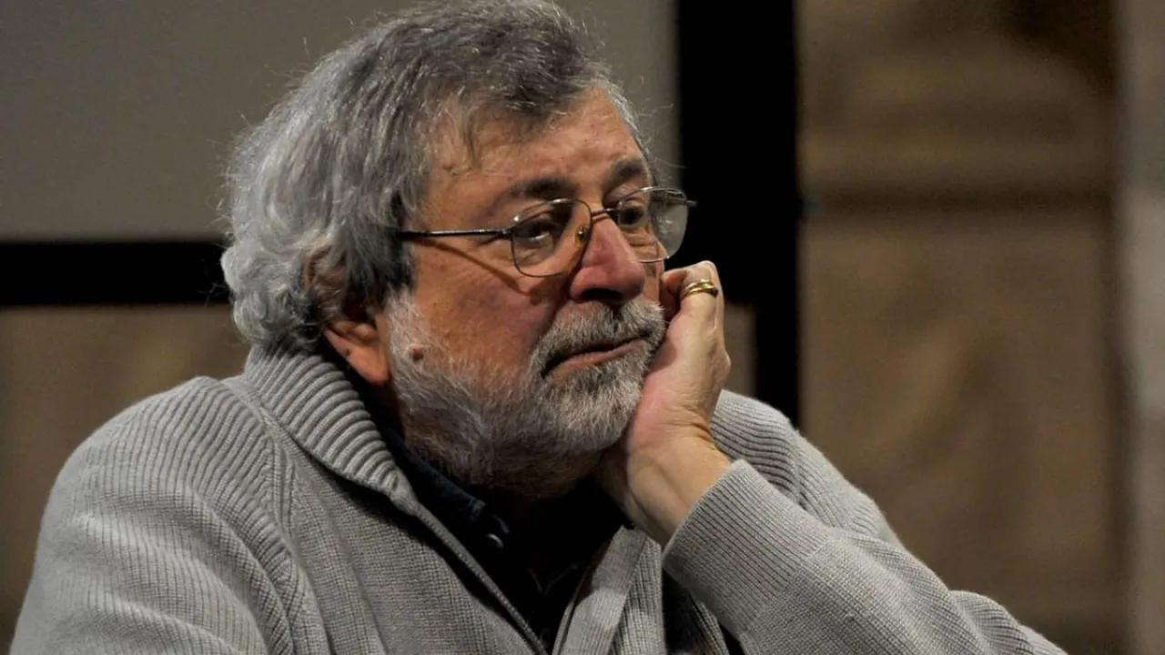 Francesco Guccini, fiori e dediche davanti alla casa di via Paolo Fabbri 43 a Bologna