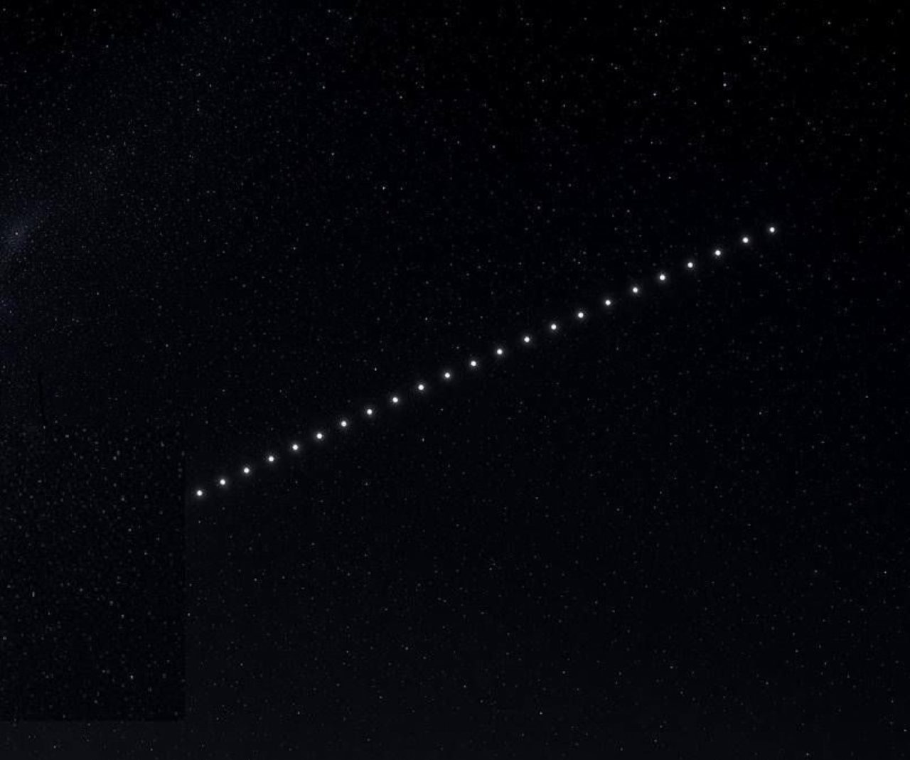 Luci in fila nel cielo del Centro Italia, il treno avvistato l