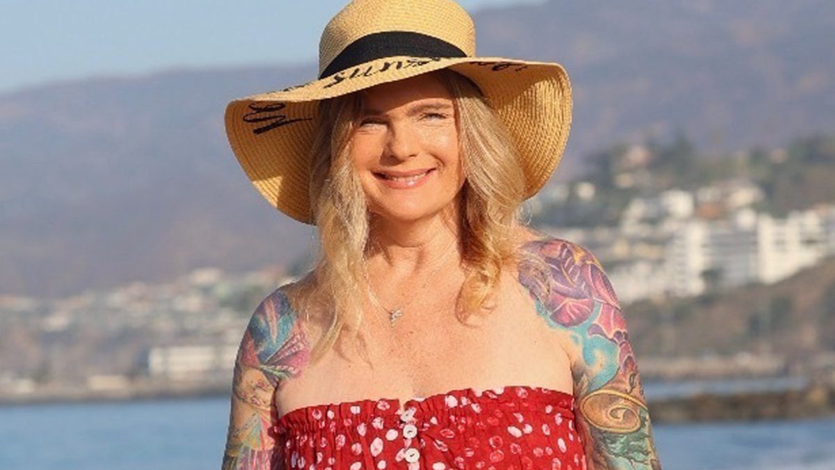 Erika Eleniak apre OnlyFans a 56 anni, l