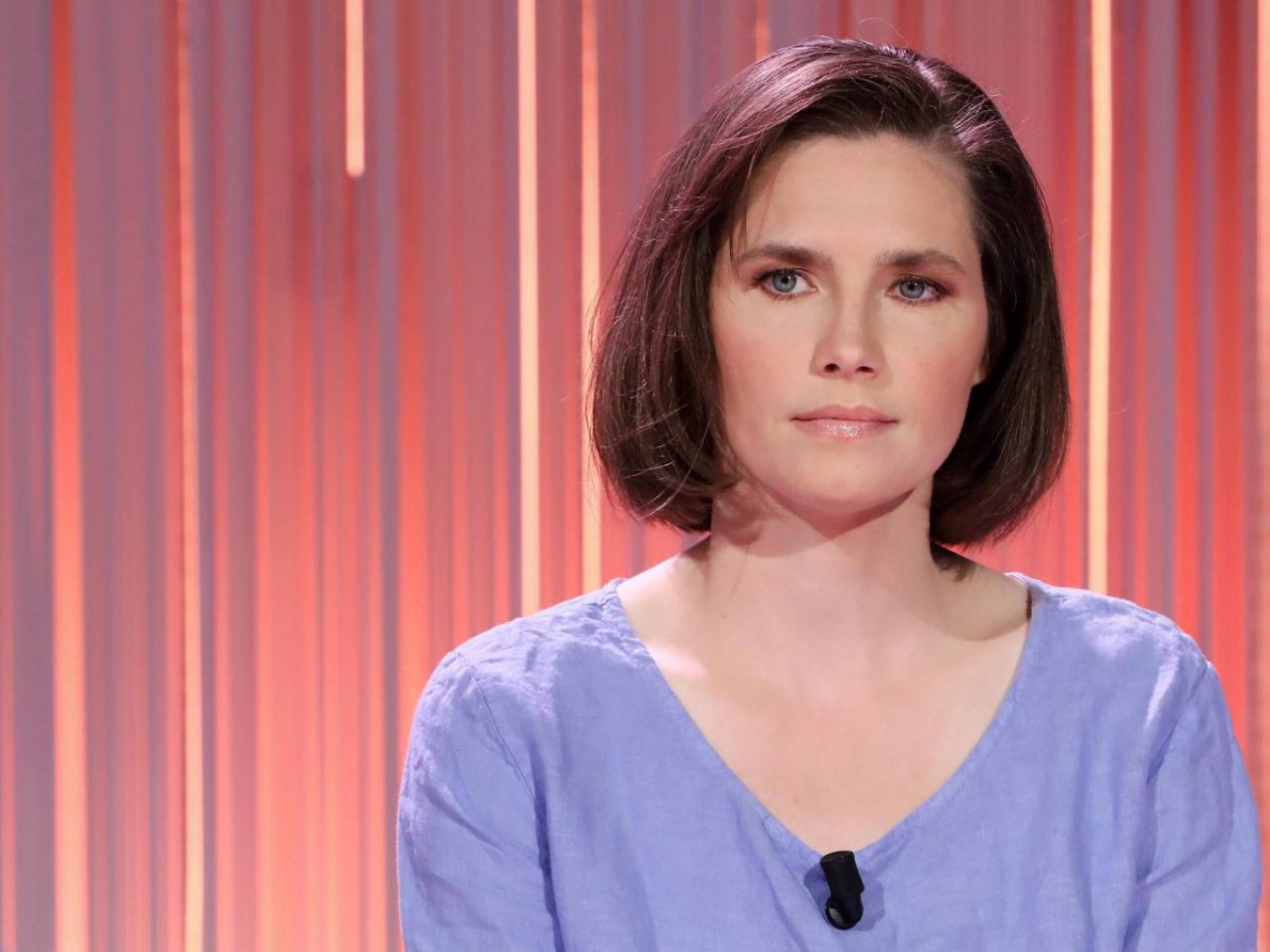 Amanda Knox debutta con Cartwheel a Edimburgo, critiche divise e oltre 38 mila firme contro lo show
