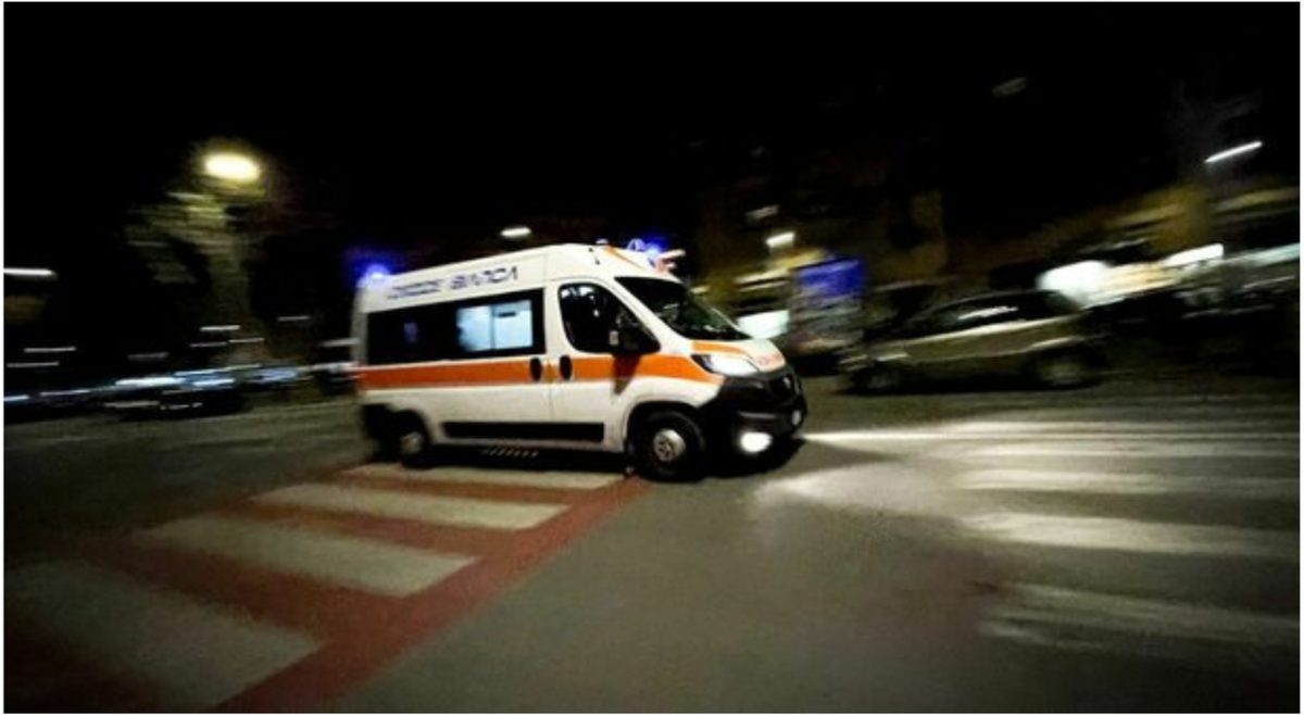Rivalta sul Mincio, cade dal cofano di un