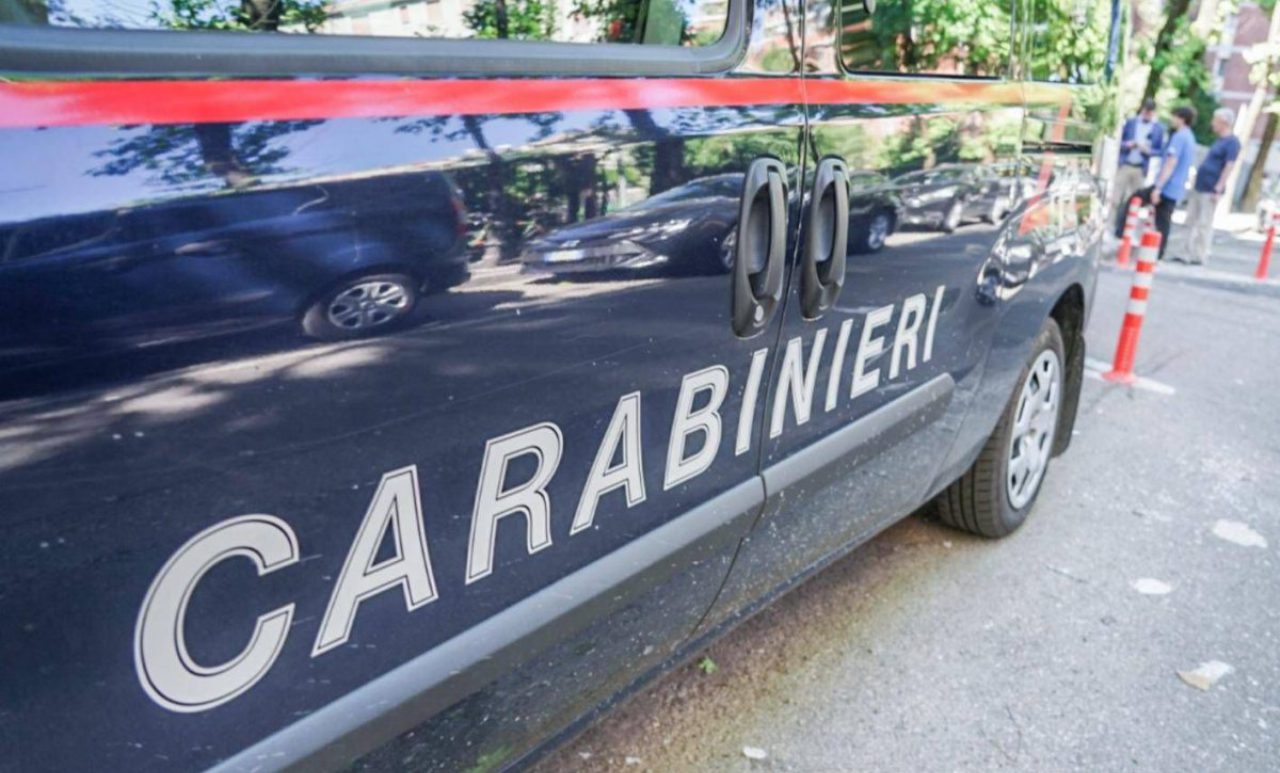 Rubiera, rimprovera una bambina per un calcio all