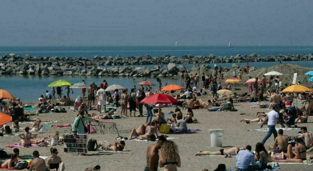 Ostia, ventenne aggredito in spiaggia: nessuna foto di bambini sul cellulare Ostia, ventenne aggredito in spiaggia: nessuna foto di bambini sul cellulare