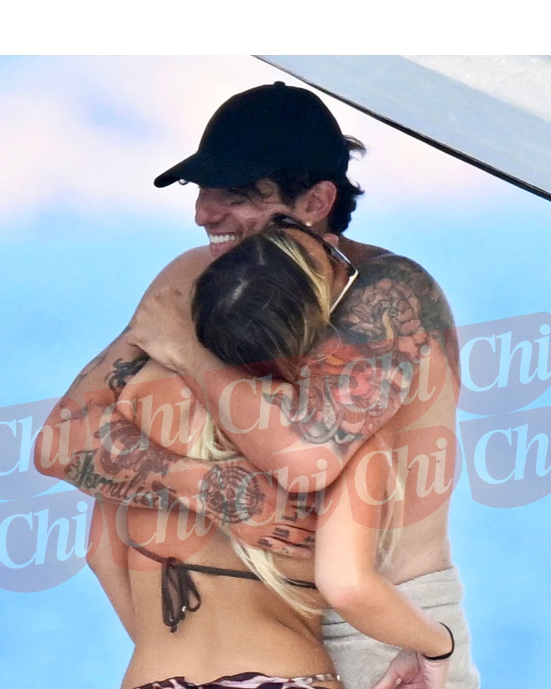 Achille Lauro in Sardegna, vacanza in yacht con una ragazza bionda tra complicità e dettagli fashion Achille Lauro in Sardegna, vacanza in yacht con una ragazza bionda tra complicità e dettagli fashion