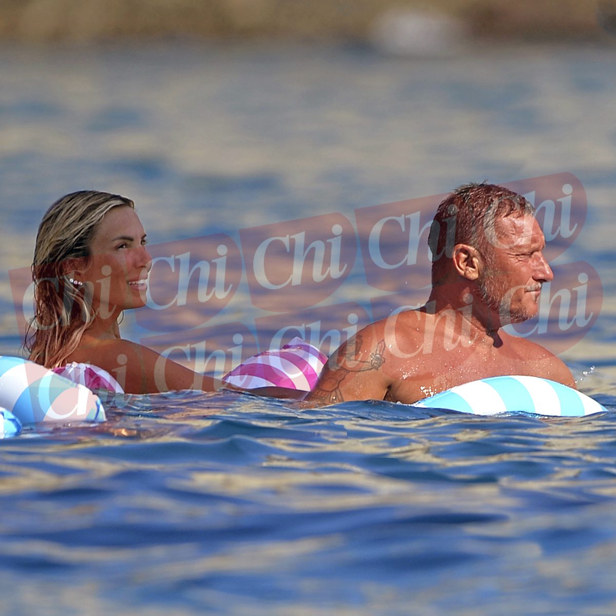 Totti e Noemi Bocchi a Ponza, le foto prima di Ballando con le Stelle Totti e Noemi Bocchi a Ponza, le foto prima di Ballando con le Stelle