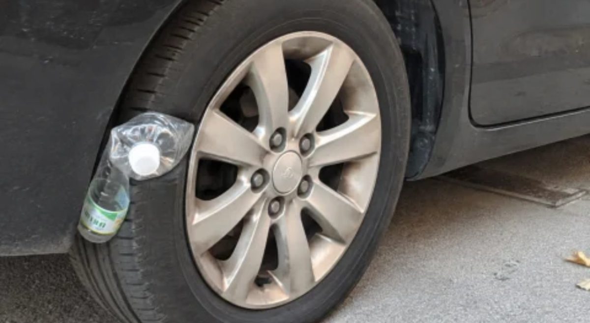 Truffa della bottiglietta sulla ruota, come funziona il presunto trucco per rubare l Truffa della bottiglietta sulla ruota, come funziona il presunto trucco per rubare l