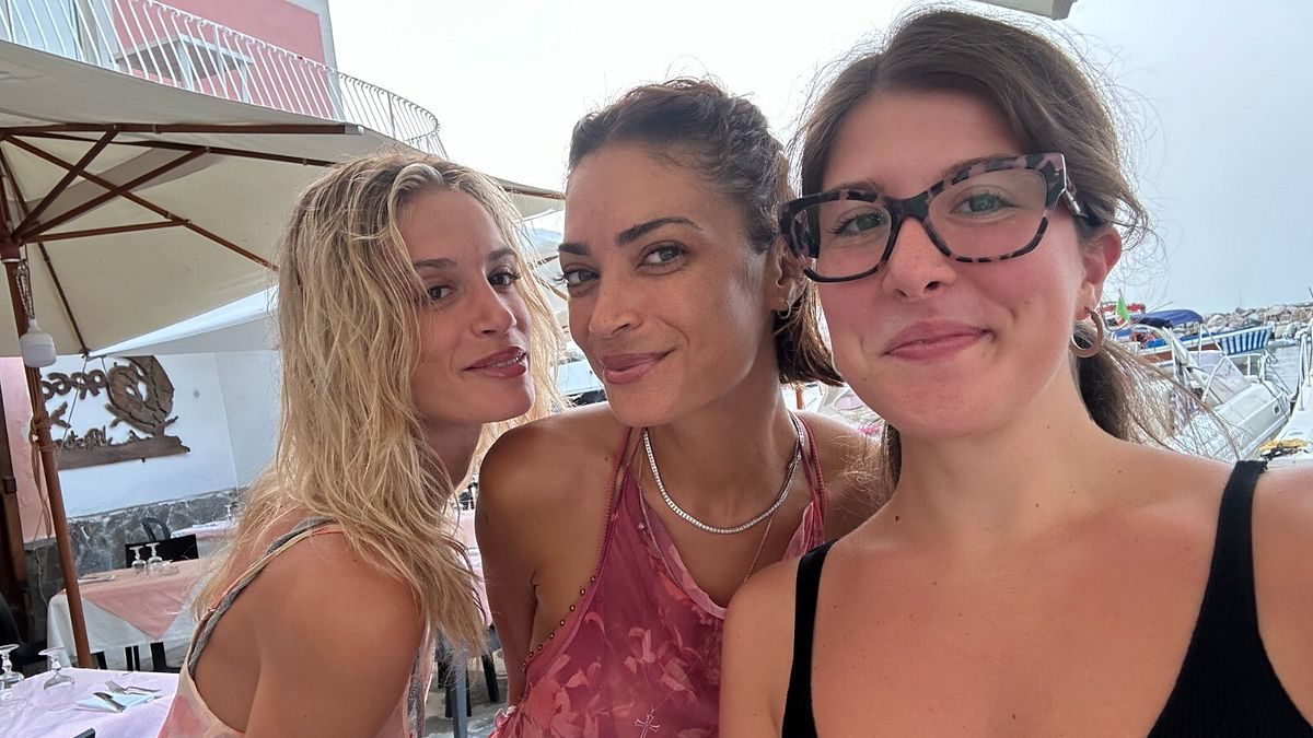 Elodie e Franceska Nuredini a Procida, giornata di relax tra i locali della Corricella