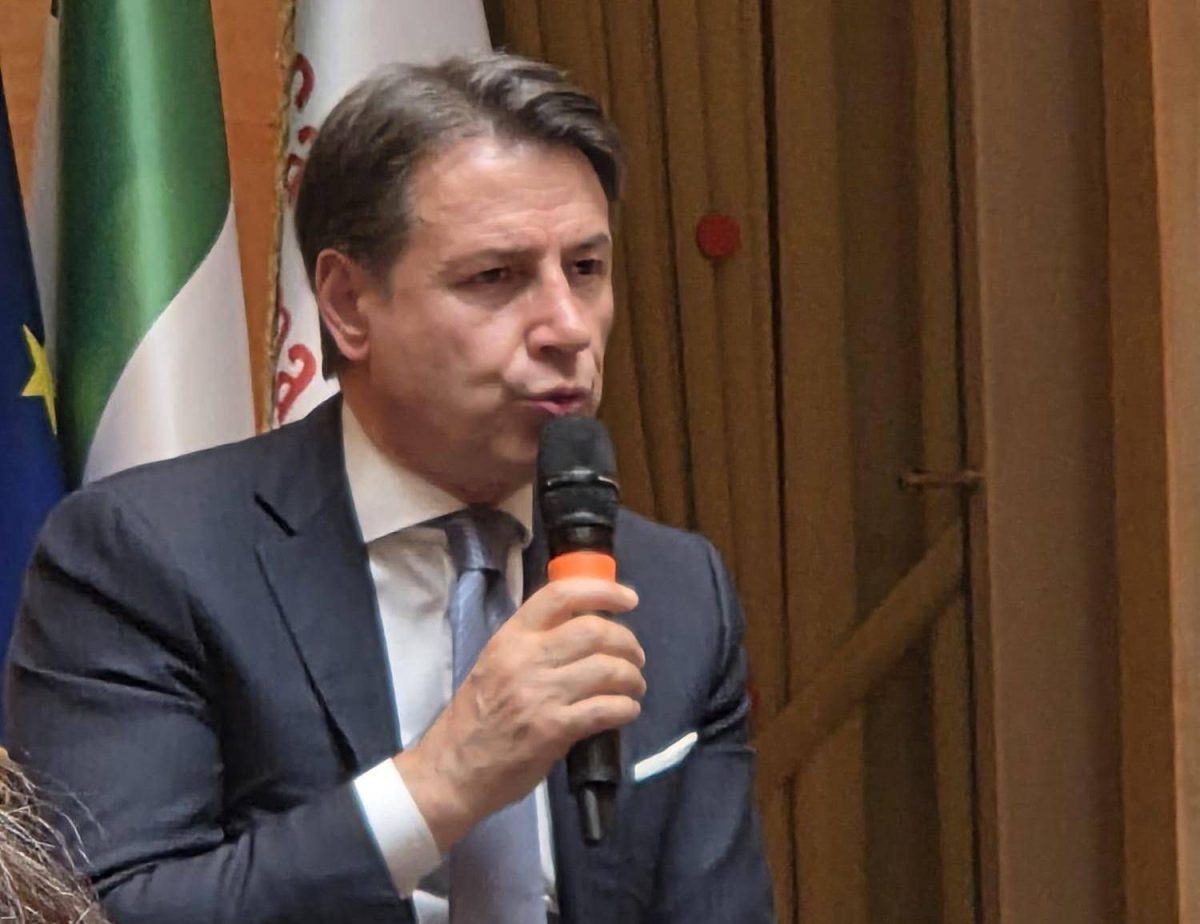 Ucraina, Conte contro le armi a Kiev: Calenda attacca il M5S e il centrosinistra
