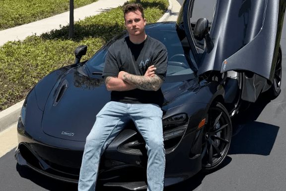 James Wehr muore a 27 anni, McLaren contro un albero a Irvine: due vittime