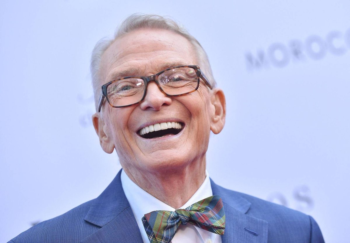 Bob Mackie morto a 87 anni, addio al sultano delle paillettes che vestì Cher