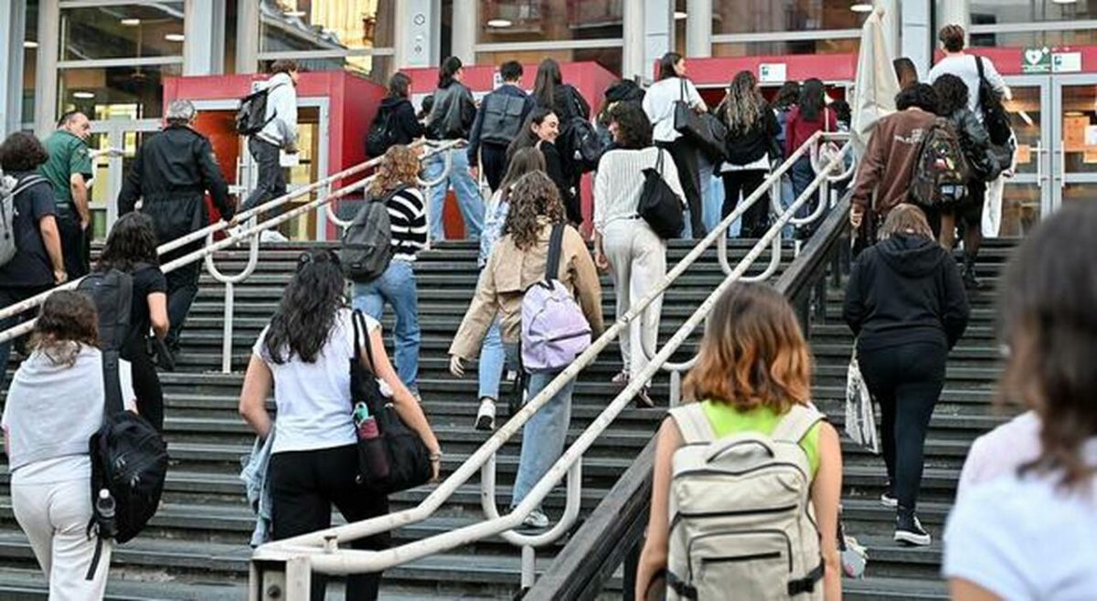 Scuola 2026-27, smartphone vietati, IA e psicologo: tutte le novità per studenti e famiglie