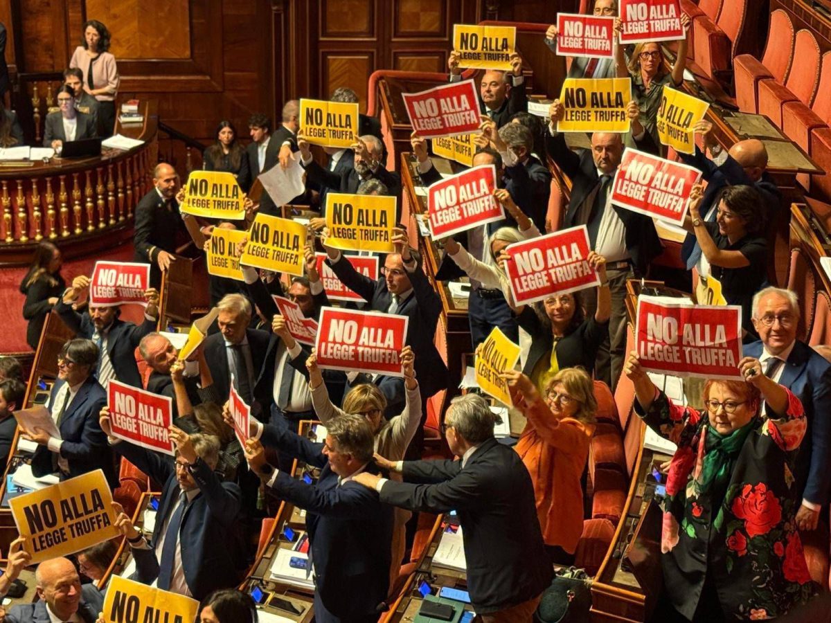 Legge elettorale, via libera del Senato con 113 sì: proteste in Aula
