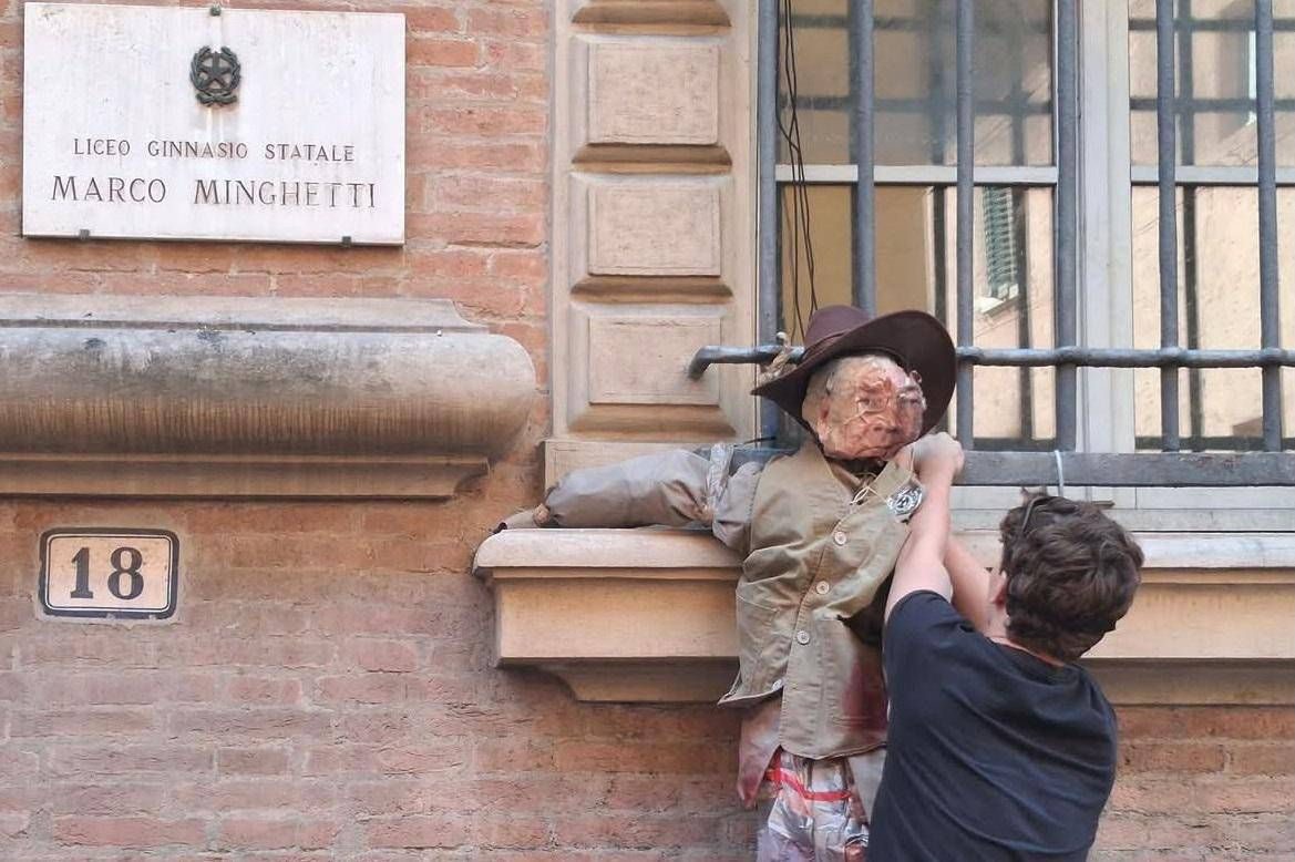 Bologna, manichino di Valditara al liceo Minghetti nella protesta degli studenti